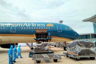 Thêm 180.000 bộ kit xét nghiệm Covid-19 do Đức trao tặng về đến Việt Nam