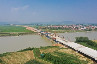 Hợp long cây cầu dài nhất trên cao tốc đoạn Mai Sơn - Quốc lộ 45