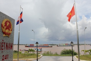 Thách thức giữ chân hàng quá cảnh cho tuyến vận tải thủy Việt Nam – Campuchia