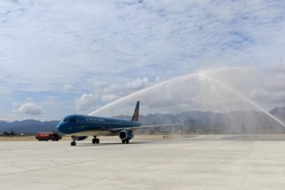 Vietnam Airlines đưa những hành khách đầu tiên “xông đất”  Sân bay Điện Biên mới
