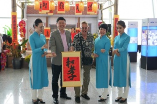 Hành khách hào hứng khi được tặng chữ thư pháp tại sân bay Nội Bài