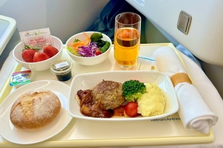 Vietnam Airlines đưa dâu tây Mộc Châu vào thực đơn trên không
