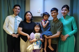 Hành khách nhí thích thú với quà 1/6 độc đáo của Vietnam Airlines
