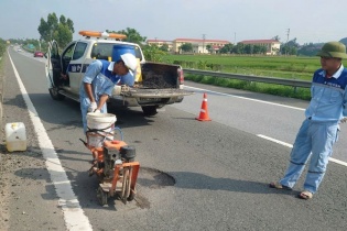Đã khắc phục xong một số hư hỏng mặt đường trên cao tốc Nội Bài - Lào Cai  Đã khắc phục xong một số hư hỏng mặt đường trên cao tốc Nội Bài - Lào Cai