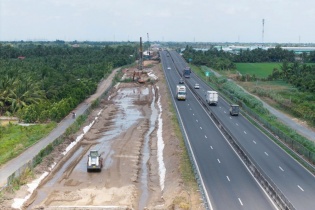 Tư lệnh ngành Xây dựng thúc giải phóng mặt bằng mở rộng tuyến cao tốc về miền Tây
