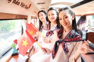 Tàu đường sắt mang tên “Độc lập” đưa thí sinh Hoa hậu Việt Nam khám phá Kinh Bắc