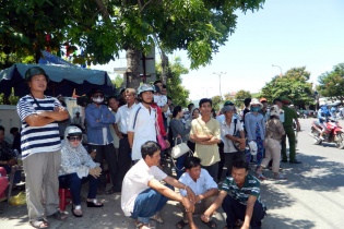 Phụ huynh đội nắng hơn 40 độ chờ con thi THPT Quốc gia