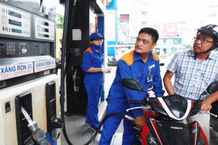 Giá xăng dầu: Thế giới giảm 2, trong nước giảm 1
