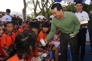 Vinamilk và Quỹ sữa vươn cao Việt Nam trao tặng hơn 44 ngàn ly sữa cho trẻ em Hưng Yên