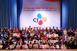 CJ trao 100 suất học bổng cho học sinh vượt khó của Lâm Đồng