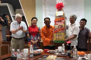 Lãnh đạo TP.HCM thăm và chúc tết công nhân VWS