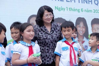 Vinamilk mang niềm vui uống sữa đến với trẻ em Quảng Nam 
