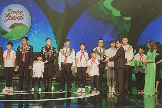 Vinamilk đồng hành Cặp Lá Yêu Thương “Trao cơ hội đi học, cho cơ hội đổi đời”