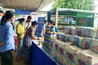 Nutifood và Quỹ Phát triển tài năng Việt tặng quà cho công nhân Bình Dương 