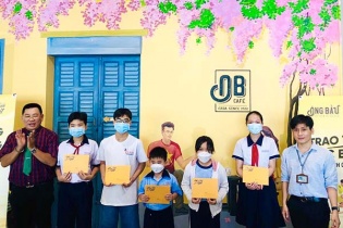 Quỹ Phát triển Tài năng Việt của Ông Bầu trao học bổng cho học sinh nghèo TP.HCM