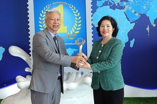 Bà Mai Kiều Liên được vinh danh Doanh nhân xuất sắc 2022, Vinamilk dẫn đầu Top 10