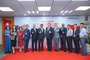 Đại sứ Hoa Kỳ tại Việt Nam thăm nhà máy Coca-Cola tại Hà Nội