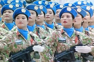 Những bóng hồng tại Lễ diễu binh kỷ niệm 50 năm thống nhất đất nước