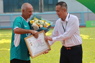 HLV Guillaume Graechen được vinh danh tại Ngày hội bóng đá Nhí Nutifood 2026