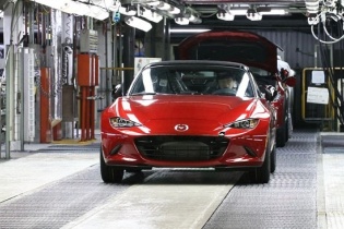 Mazda MX-5 2016 mui trần có giá từ 24.915 USD