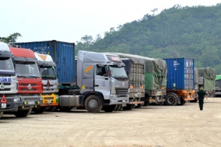 Gần 30.000 tấn gạo ùn tắc ở cửa khẩu Lào Cai