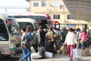 Bến xe, ga tàu chật cứng người mua vé về quê