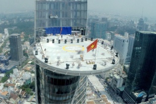 Dàn pháo hoa nghệ thuật mừng 30/4 tại Bitexco Financial Tower