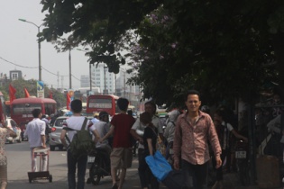 Hết kỳ nghỉ lễ, dòng người lại nườm nượp đổ về Thủ đô