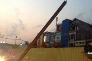 Dừng thi công để kiểm tra vụ dầm thép công trình rơi xuống đường