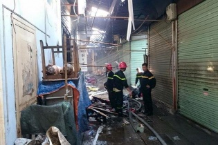 Hà Nội: Cháy tại chợ đầu mối Phùng Khoang, 4 người bị thương