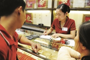 Khó cho nhà đầu tư giữ vàng