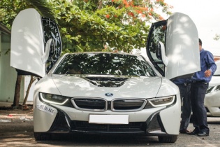 BMW i8 lăn bánh trên phố Sài Gòn