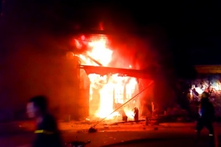 TP.HCM: Cháy tại chung cư Nguyễn Trãi, người dân tháo chạy