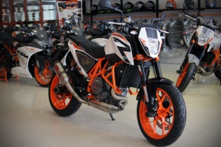 Cận cảnh KTM Duke 690R 2015 đầu tiên vừa về Việt Nam