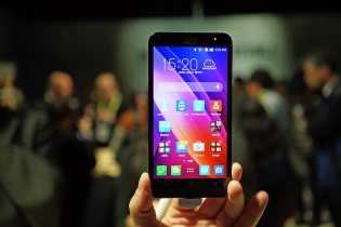 Asus ZenFone 2 lập một loạt kỷ lục sau khi lên kệ