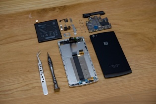 Cận cảnh tháo rời Bphone