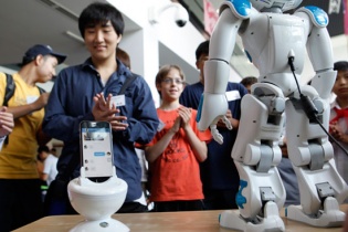 Dân Nhật đổ xô đặt mua robot Rogo của FPT