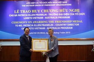 Trao Huy chương Hữu nghị cho bà Patricia Ellen Franklin