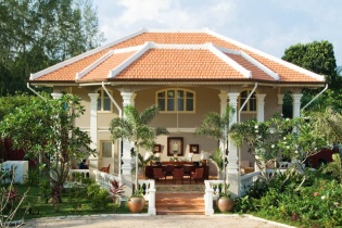 Nắng vàng, biển xanh, cát trắng và La Veranda