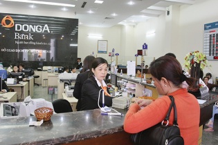 Bán nợ càng nhiều, lợi nhuận ngân hàng càng giảm