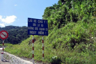 Lật xe ba gác làm 15 du khách rơi xuống vực tại Bà Rịa - Vũng Tàu