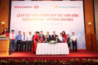 Vietnam Airlines hợp tác toàn diện với Techcombank