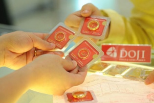 Vàng giữ giá, USD vẫn neo cao