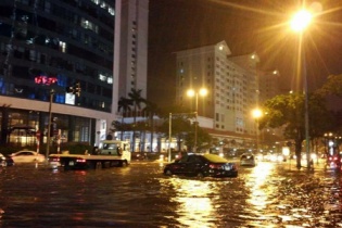 Mưa lớn, người dân Hà Nội lại phải lội nước