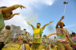 Giới trẻ Hà Thành hào hứng với "Đường chạy sắc màu - Color Me Run 2015"