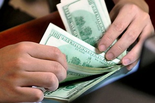Ngân hàng giảm giá đồng USD