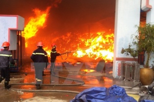 Quảng Trị: Cháy lớn thiêu rụi kho chứa gỗ giữa thành phố Đông Hà