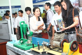 Gần 300 doanh nghiệp tham gia Hội chợ Quốc tế hàng công nghiệp Việt Nam 2015