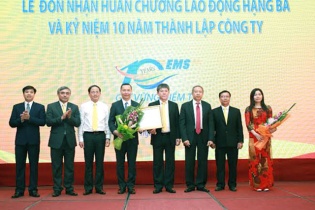 Chuyển phát nhanh Bưu điện đón nhận Huân chương Lao động hạng Ba