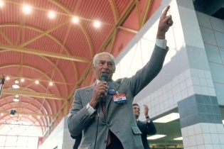 Những bài học kinh doanh để đời của Sam Walton - "cha đẻ" của Wal-Mart